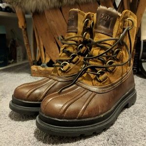 Frye Riley D Ring leather snowboot shearling lined